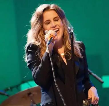 丽莎玛丽普雷斯利近况(“猫王”独女丽莎·普雷斯利去世)(2)