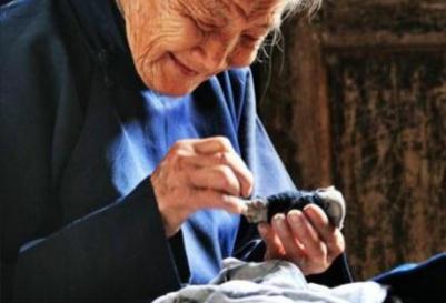 新编民间故事500字《血线慈母心》