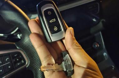 汽车钥匙没电了还能启动汽车吗/电钥匙没电了如何启动