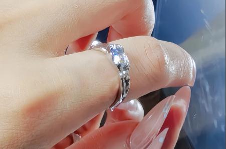 钻戒降价了吗2026年/10年前买的钻戒已贬值99%,惊呼当韭菜了!