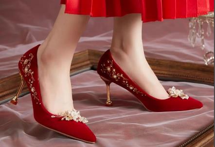 结婚踩鞋子/结婚当晚踩丈夫鞋什么意思