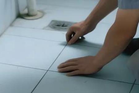 卫生间墙砖鼓包没脱落怎么修复（墙砖起拱翘起怎么处理）