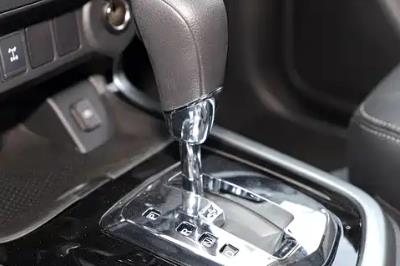 日产档杆有2个按钮（车上有两个挡杆是怎么回事）(3)