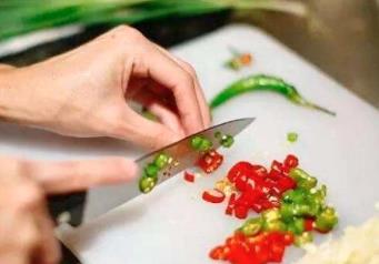 切辣椒辣手了怎么办/切辣椒辣手了怎么缓解灼痛感