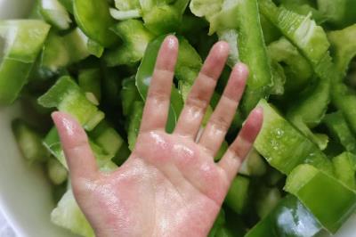 切青椒后手很辣怎么办/切青椒后手特别辣的疼怎么办