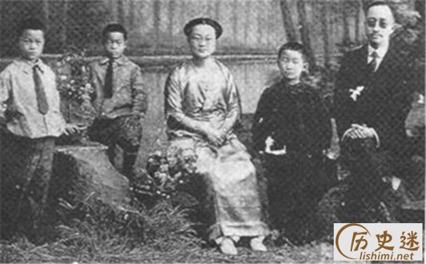 章士钊与夫人吴若男及三子合照