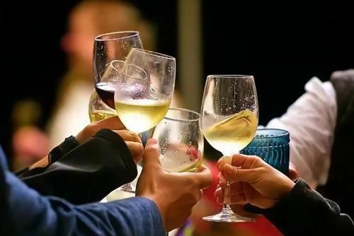 网友奔现一场酒局没了9万块钱/5人团伙先劝酒再碰瓷局中局