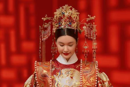 中式婚纱叫啥来着啊（中式婚纱叫啥来着啊女生穿的）