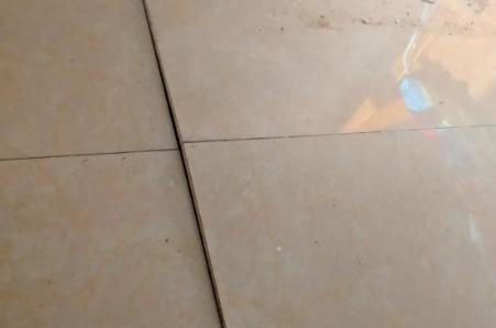 地砖空鼓翘起来是什么原因（地砖空鼓翘起修复方法）